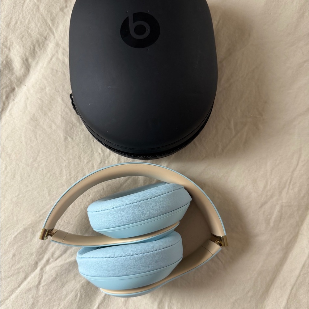 Baby Blue Beats Over Ear Headphones - like new - Picture 5 of 11